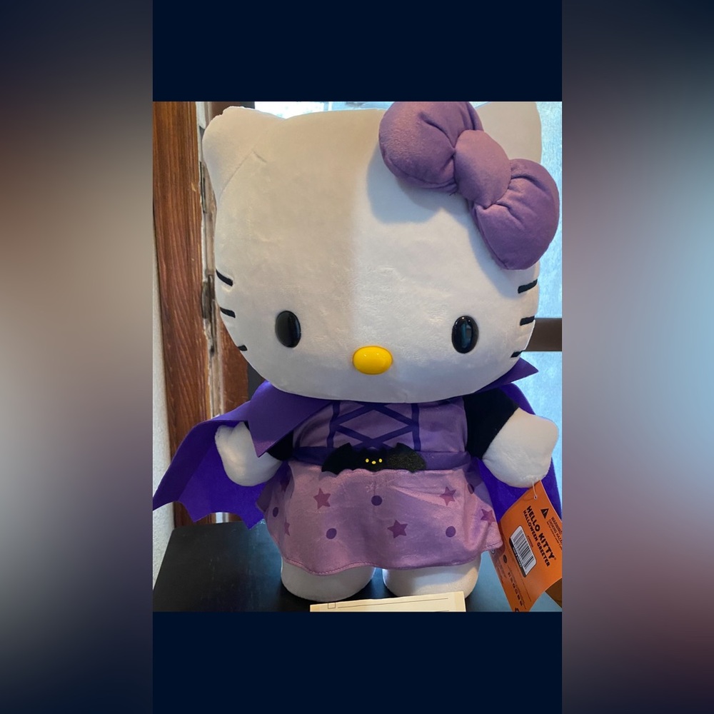 Hello Kitty greeter in Purple Cape and Bow NWT